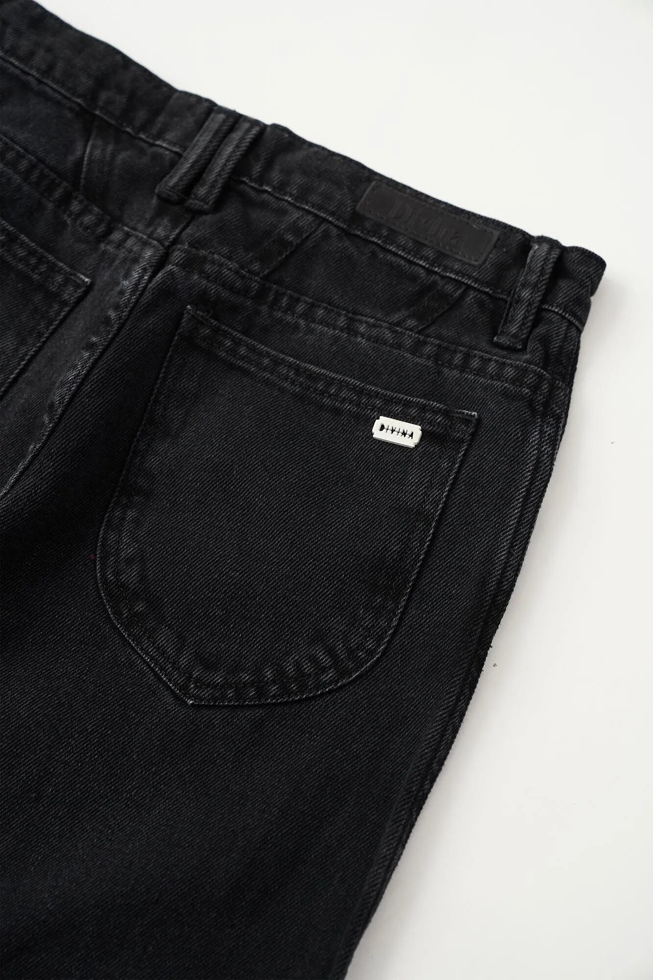 DS2360001-18 - JEAN MOM BRISHTON