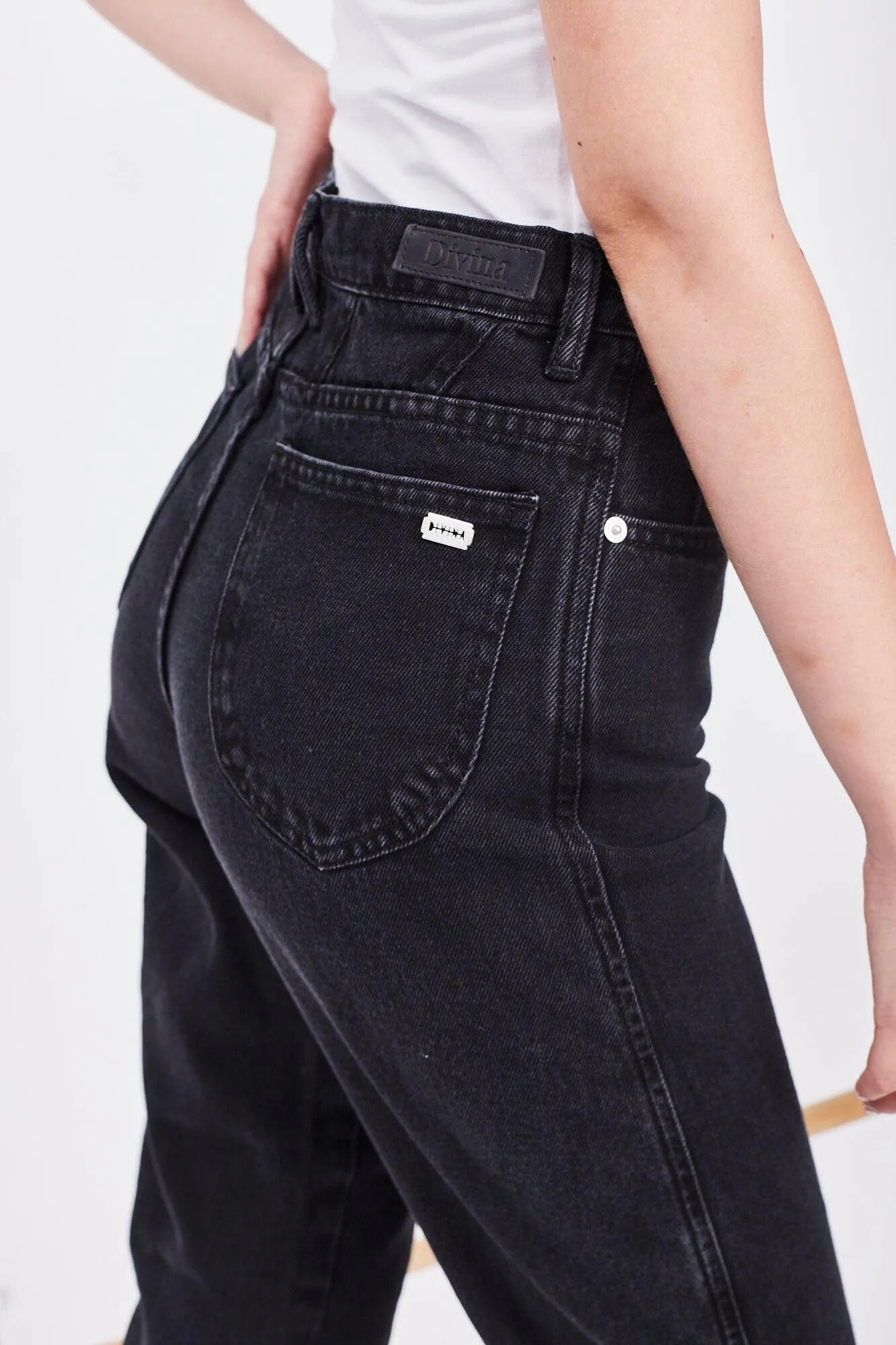 DS2360001-18 - JEAN MOM BRISHTON